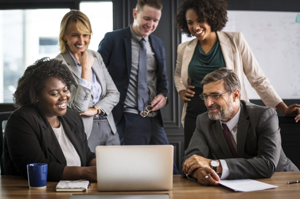 Muita gente acha que contratar uma agência de Trade Marketing sai mais caro do que internalizar os processos. Mas isso não é verdade! Gastos com treinamentos, capacitações, seleção de profissionais, elaboração de estratégias, aquisição de novas ferramentas, entre outros, faz com que a terceirização tenha um ótimo custo-benefício - se comparado ao custo de aquisição de todo esse processo internamente.