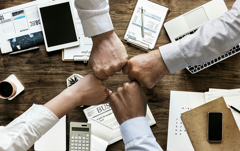Uma empresa pode ter uma área de marketing e de vendas super estruturada, mas isso não significa que as duas áreas vão conseguir dar conta do papel que deveria ser desempenhado pelo profissional de Trade Marketing.